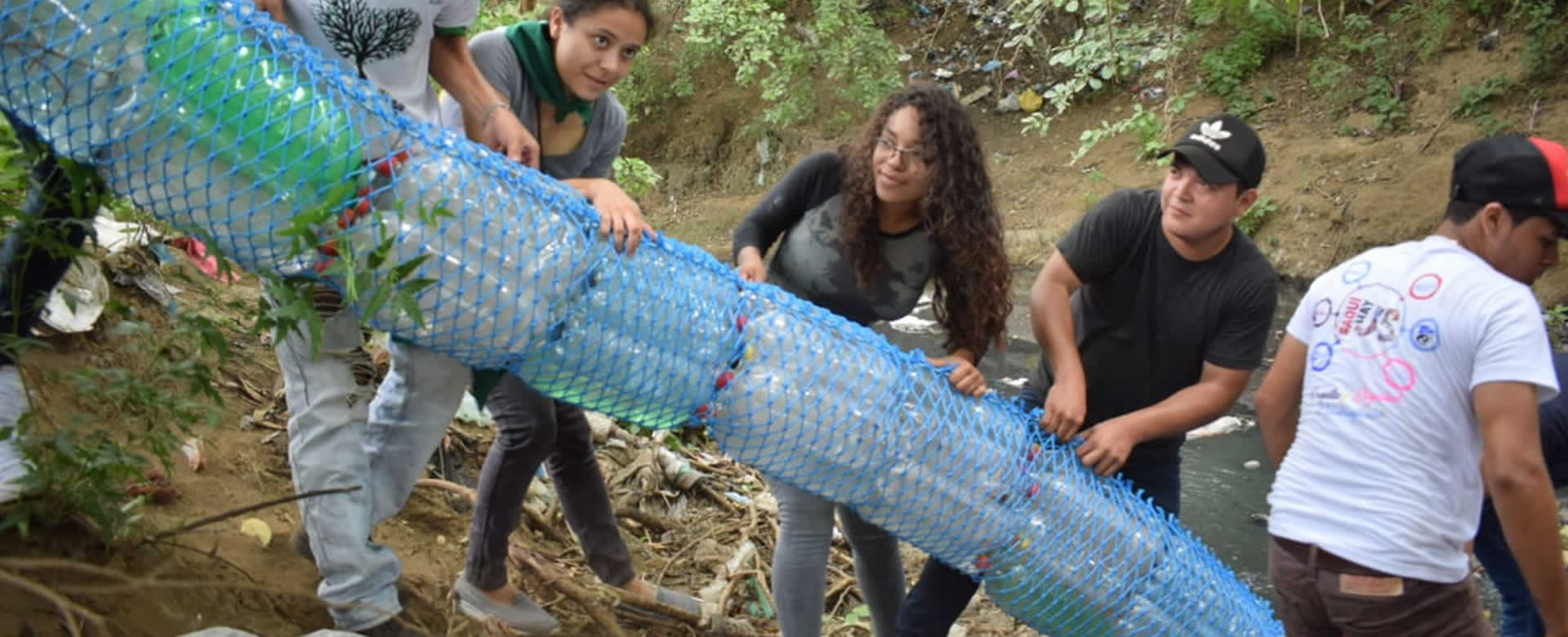 Ambientalistas instalan Nica Bardas en el Río Chiquito de León
