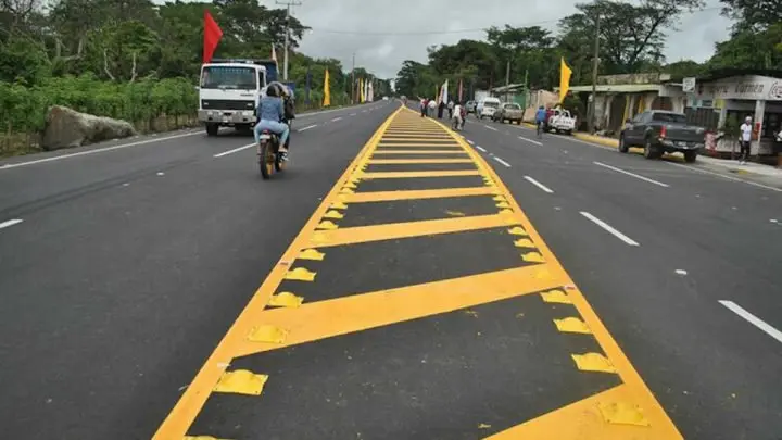 Autoridades MTI proyecto carretera