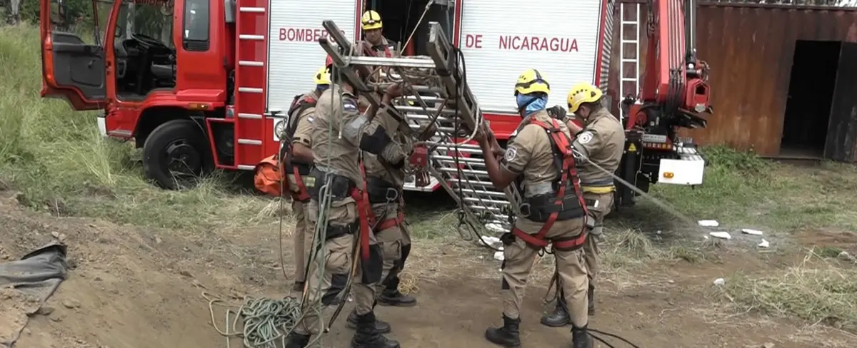 Bomberos reciben capacitación sobre el mantenimiento de carros contra incendios