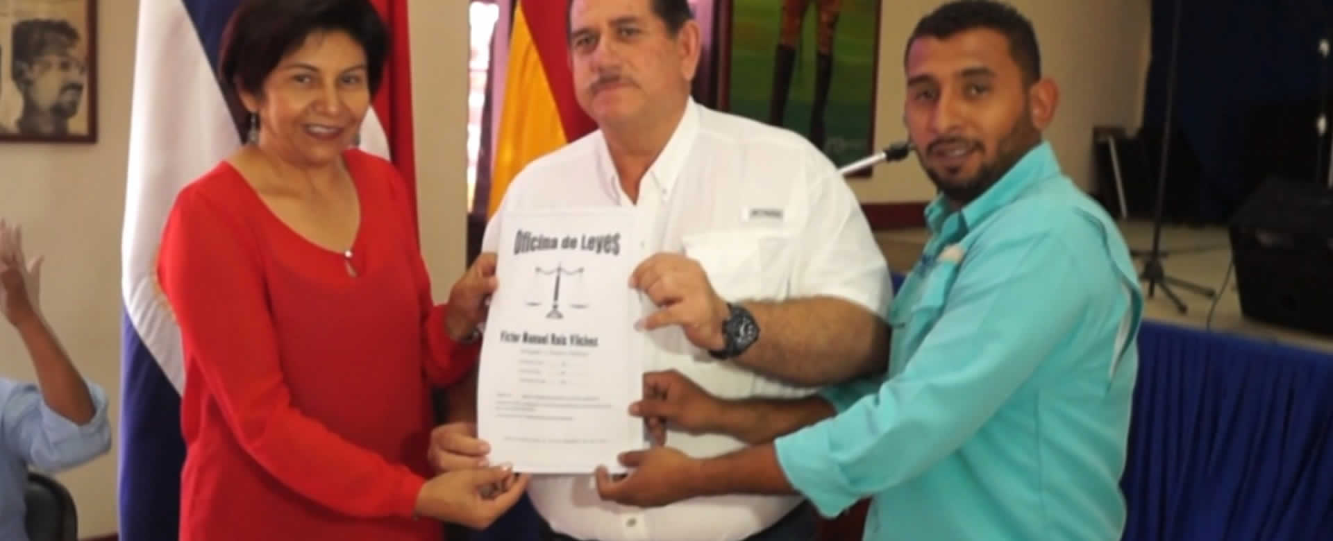 Comunidad universitaria recibe título de propiedad de FAREM-Estelí