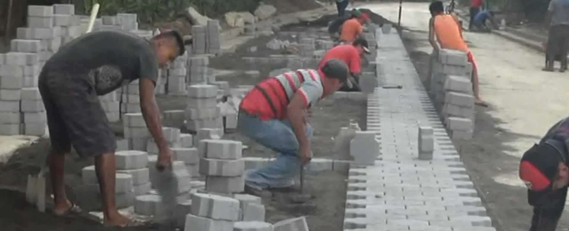 Continúan con el progreso de adoquinar las carreteras en Villa El Carmen