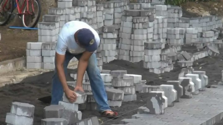 Continúan con el progreso de adoquinar las carreteras en Villa El Carmen