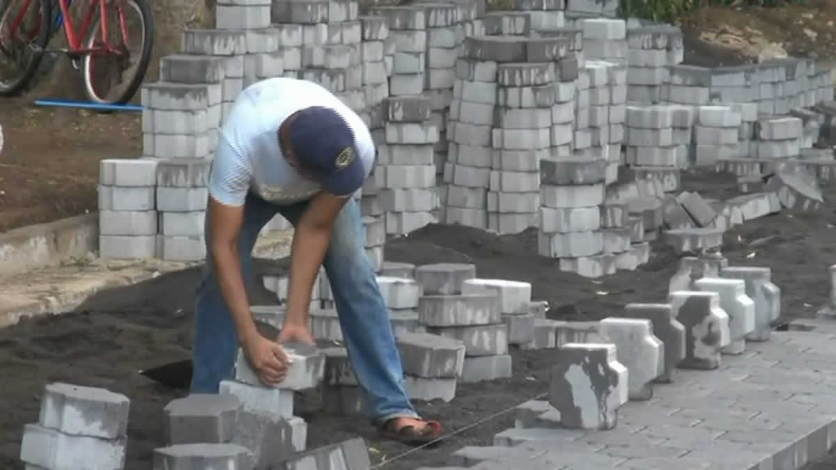 Continúan con el progreso de adoquinar las carreteras en Villa El Carmen