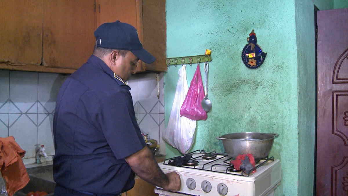 Cuerpo Benemérito de Bomberos de Managua examinan viviendas en el Barrio Laureano