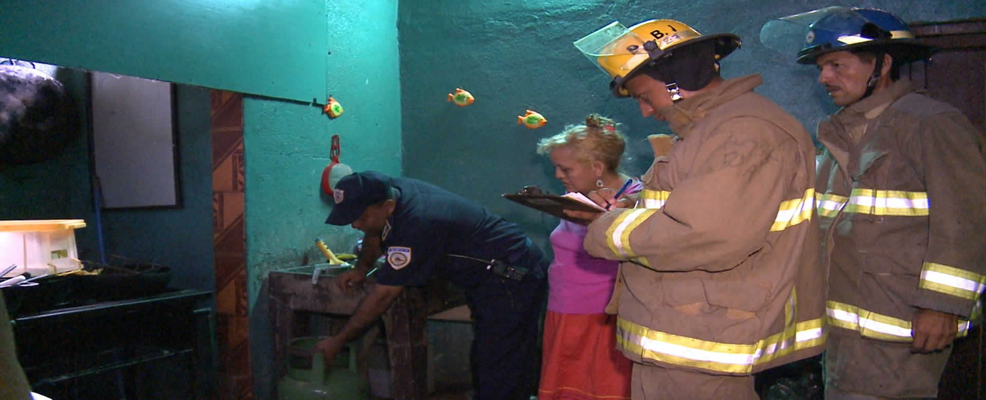 Cuerpo Benemérito de Bomberos de Managua examinan viviendas en el Barrio Laureano
