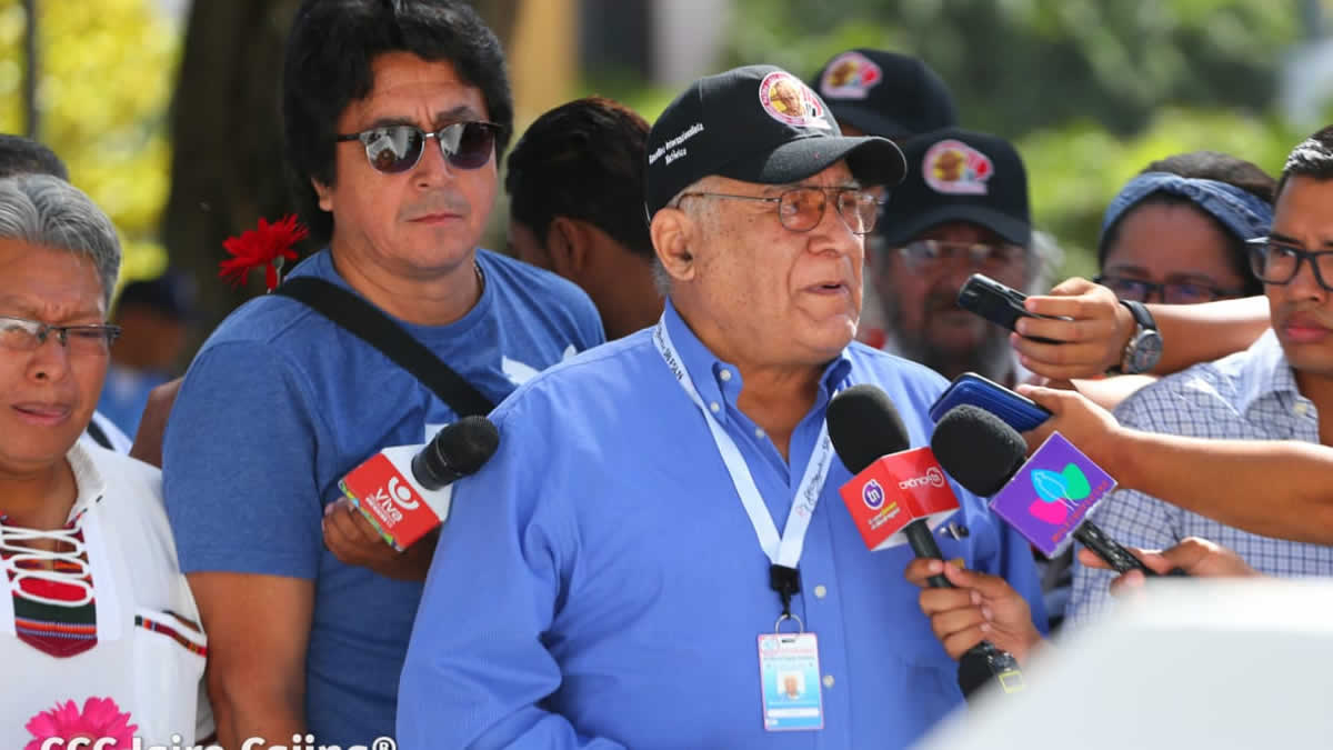 Delegados internacionales rinden homenaje a los Comandantes de la Revolución