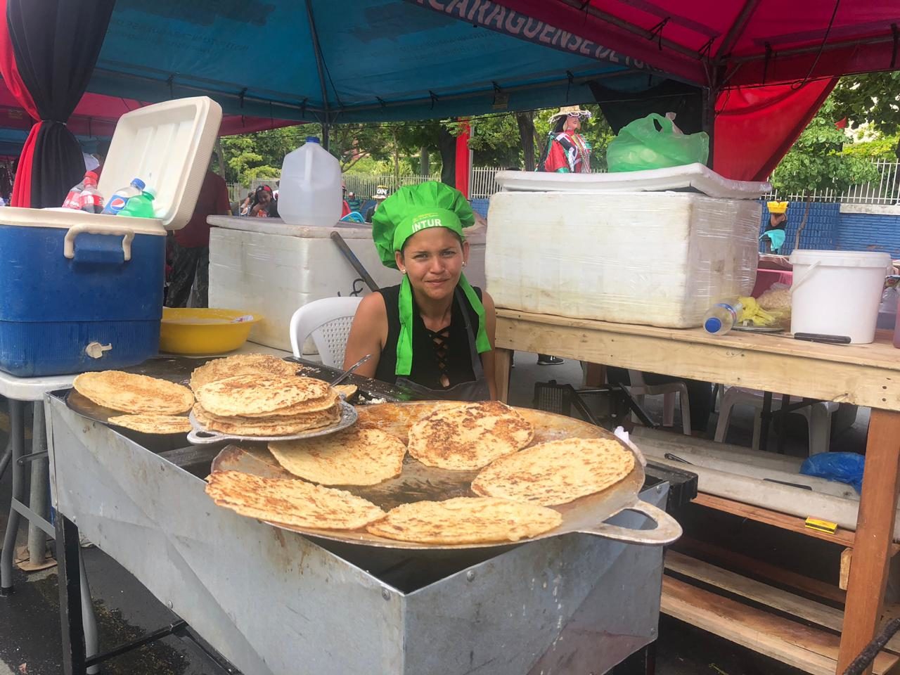 Emprendedores ofertan sus productos en la Avenida de Bolívar a Chávez