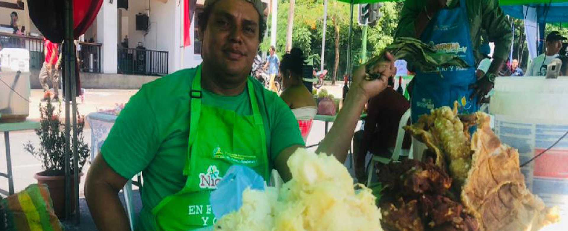 Emprendedores comercian sus productos en la Avenida de Bolívar a Chávez