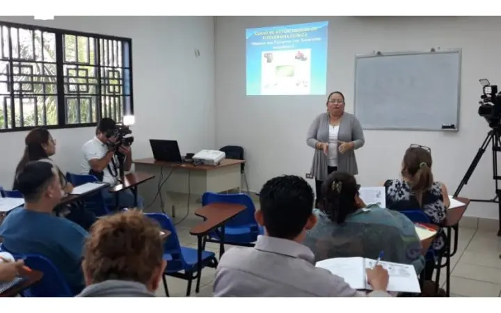 Especialistas de medicina natural fortalecen sus conocimientos