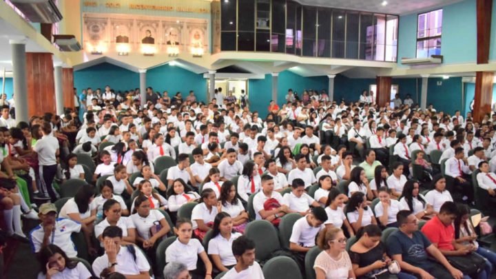 Estudiantes de secundaria realizan homenaje a héroes caídos en el conflicto golpista 