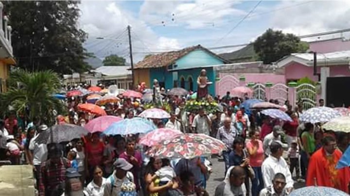 Feligreses procesión honor Santiago 
