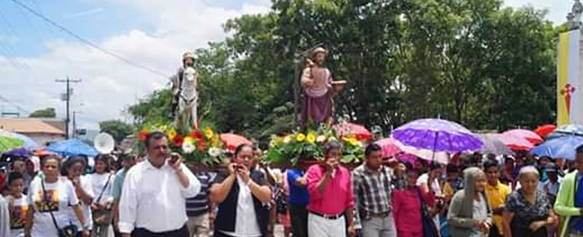 Feligreses participan en la procesión en honor a Santiago Apóstol