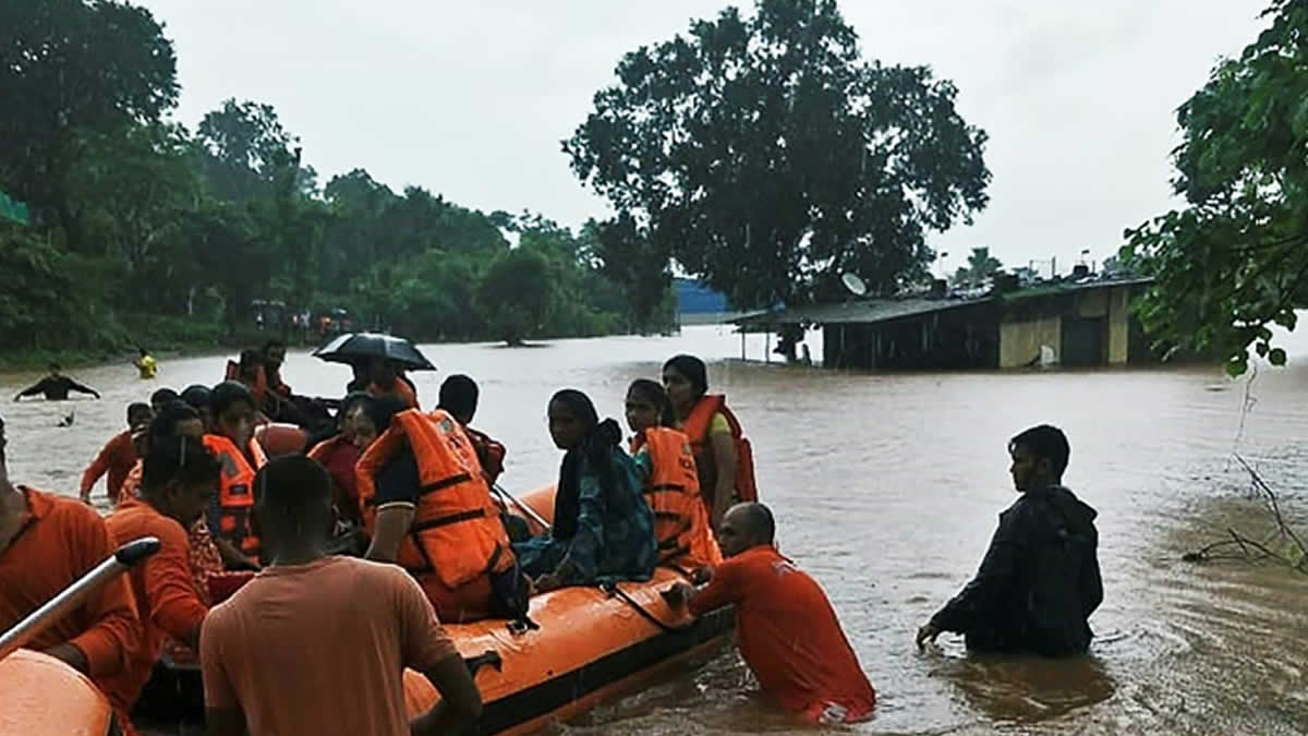 Fuertes lluvias en la India obstaculizan tranvías del tren Mahalaxmi Express