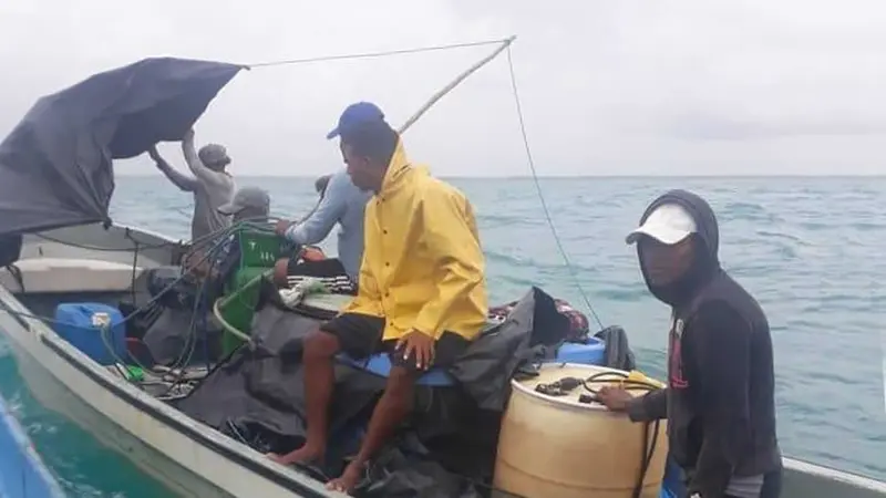 Fuerza Naval rescata a cinco personas que naufragaban en el Caribe