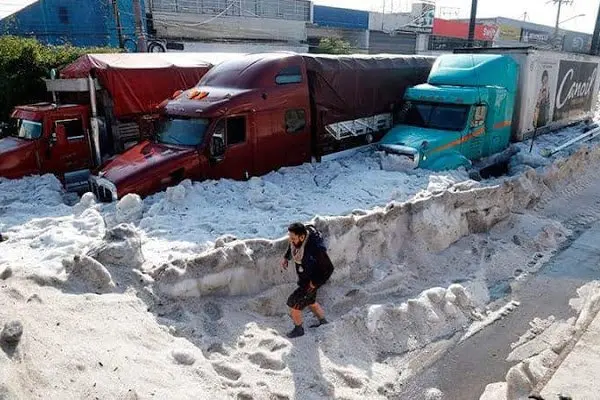 Habitantes de Guadalajara amanecen cubiertos bajo una gruesa capa de granizo