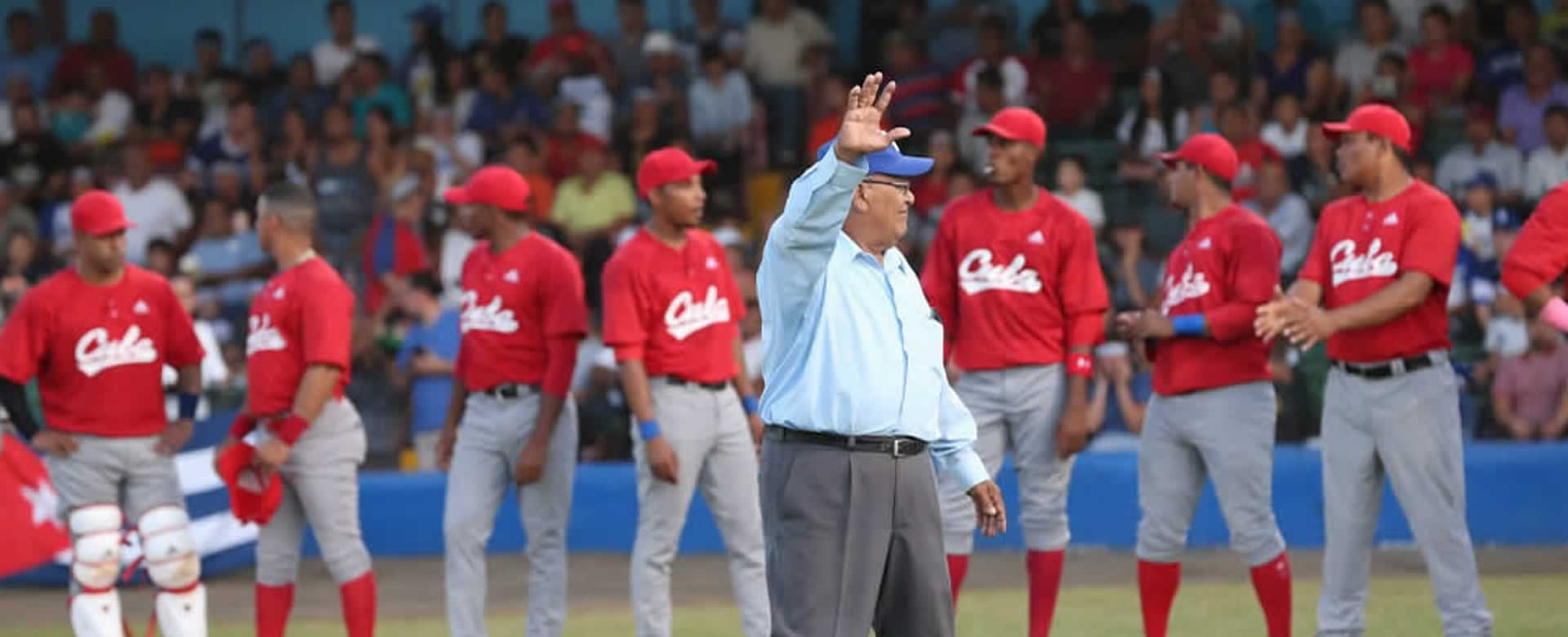 Julio Juárez lanza la primera bola en la inauguración de la Serie Internacional, Nicaragua vs Cuba