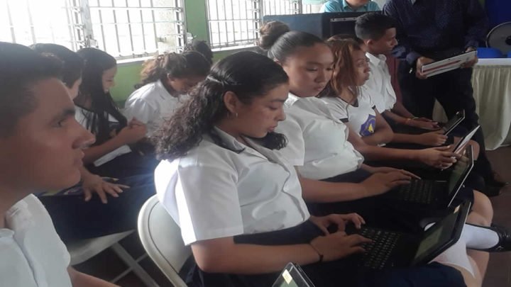 MINED entrega recursos tecnológicos al Colegio San Sebastián