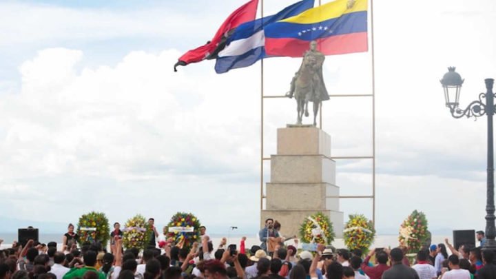Rinden homenaje a Simón Bolívar en sus 236 años de natalicio