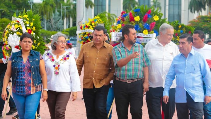 Rinden homenaje a Simón Bolívar en sus 236 años de natalicio