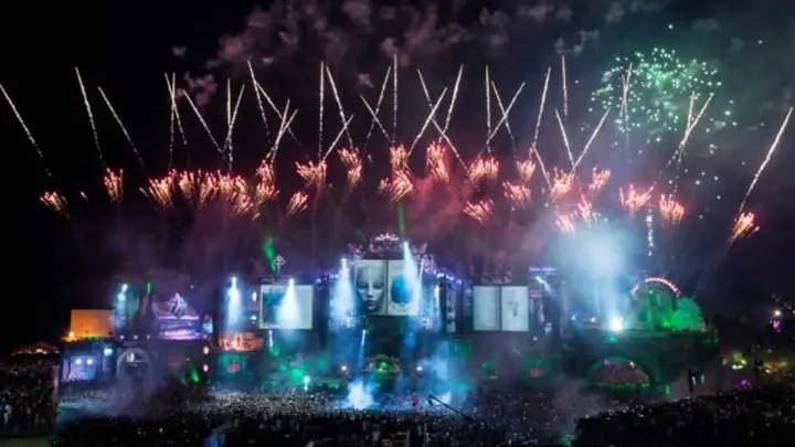 Tomorrowland se enciende con Armin Van Buuren & Shaquille O'neal