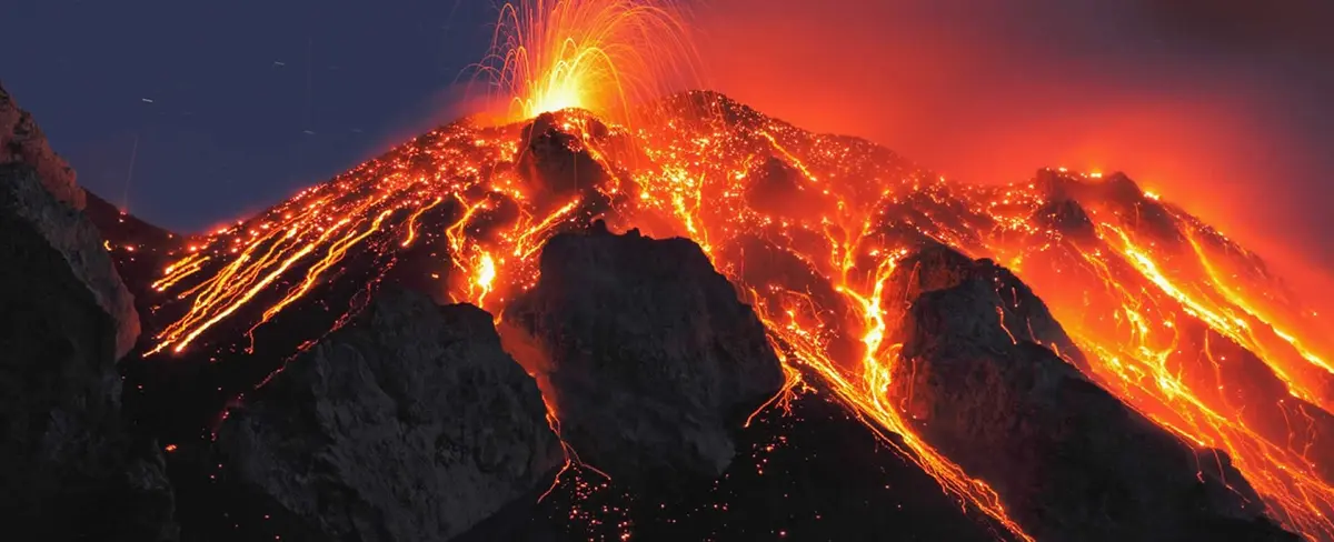 Asombrosa erupción del Volcán Estrómboli en Italia