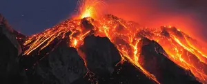 Asombrosa erupción del Volcán Estrómboli en Italia