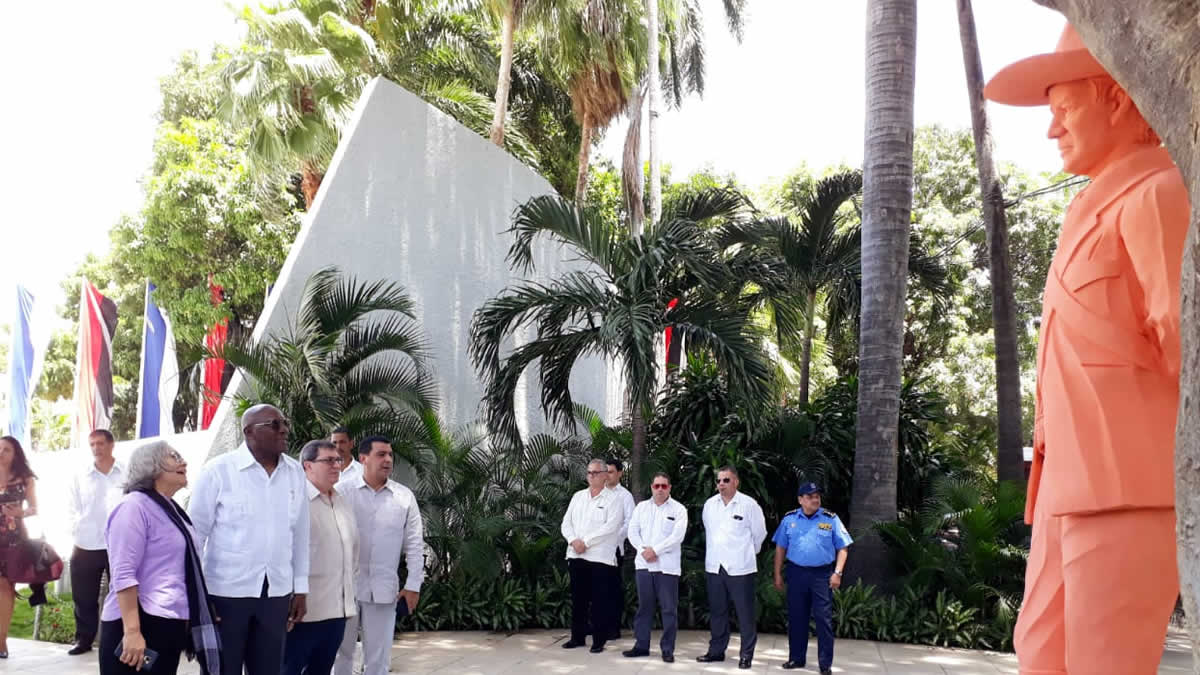 Vicepresidente de Cuba realiza tributo a los héroes de la Revolución