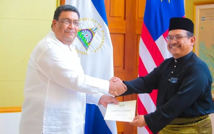 embajadores presentan copias estilo