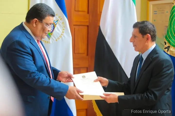 embajadores presentan copias estilo