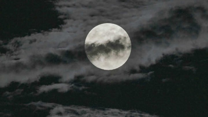 La noche de hoy América del Norte podrá apreciar la “superluna negra”