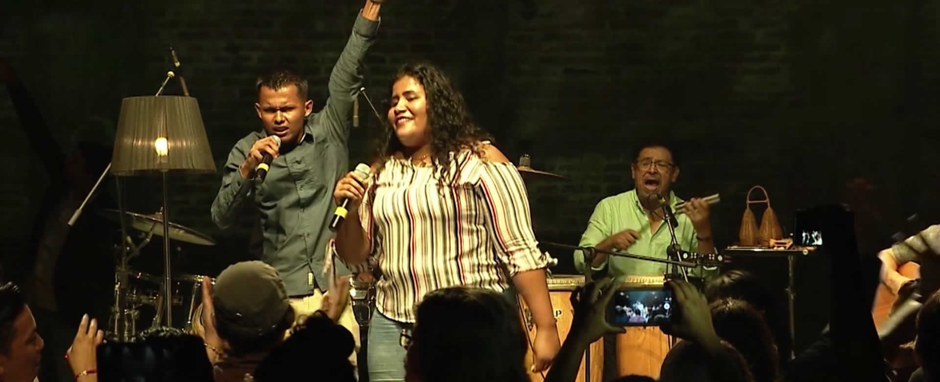 Policías expresan la alegría de vivir en paz a traves de la música