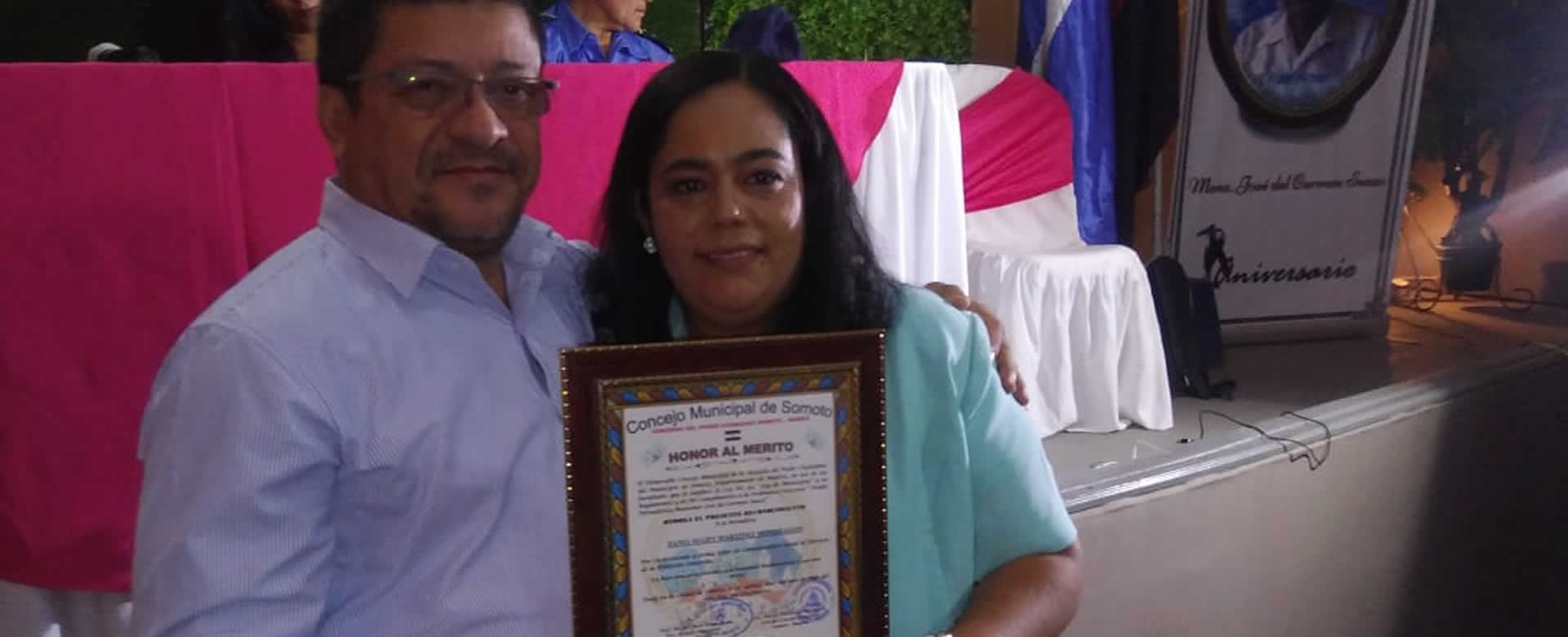 Dania Sujey Martínez recibe reconocimiento como Periodista del Año en Somoto