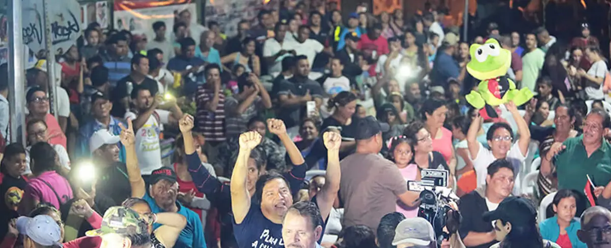 Al ritmo de la música revolucionaria realizan vigilia previo al repliegue Piedra Quemada