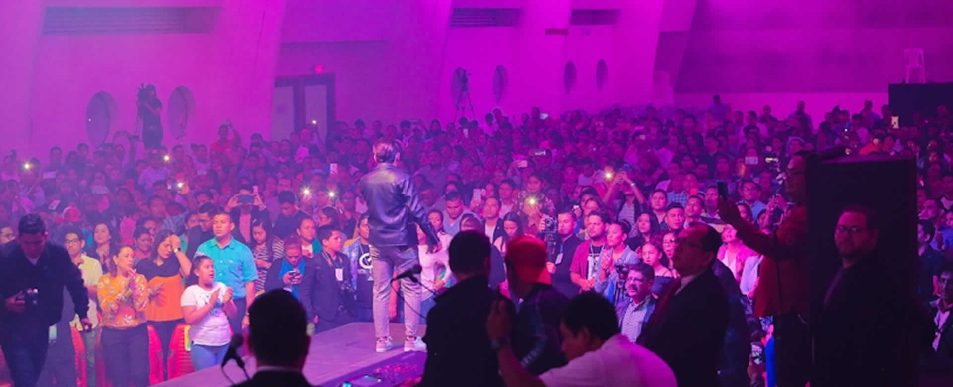 Adoración y avivamiento se vivió en el concierto de Lowsan Melgar