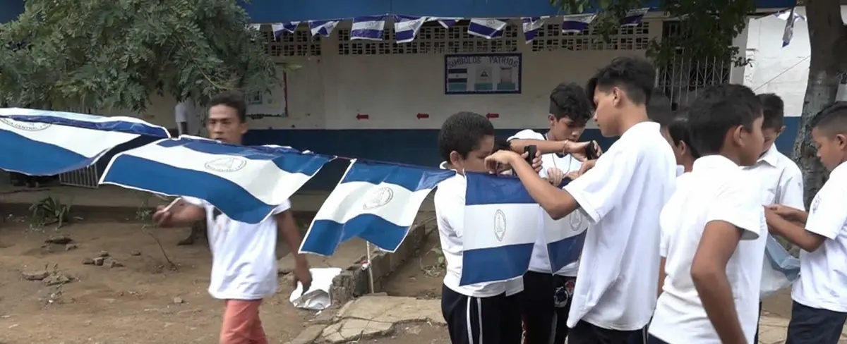 Adornan con banderas azul y blanco el Colegio Gabriela Mistral, Managua