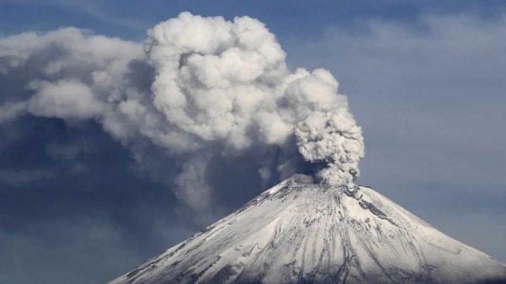Alpinistas ponen en riesgo sus vidas al grabar la emisión de gases del volcán Popocatépetl