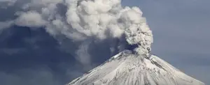 Alpinistas ponen en riesgo sus vidas al grabar la emisión de gases del volcán Popocatépetl