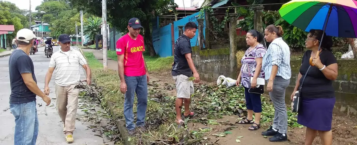 Barrio San Pedro de Bluefields elimina criaderos de mosquito
