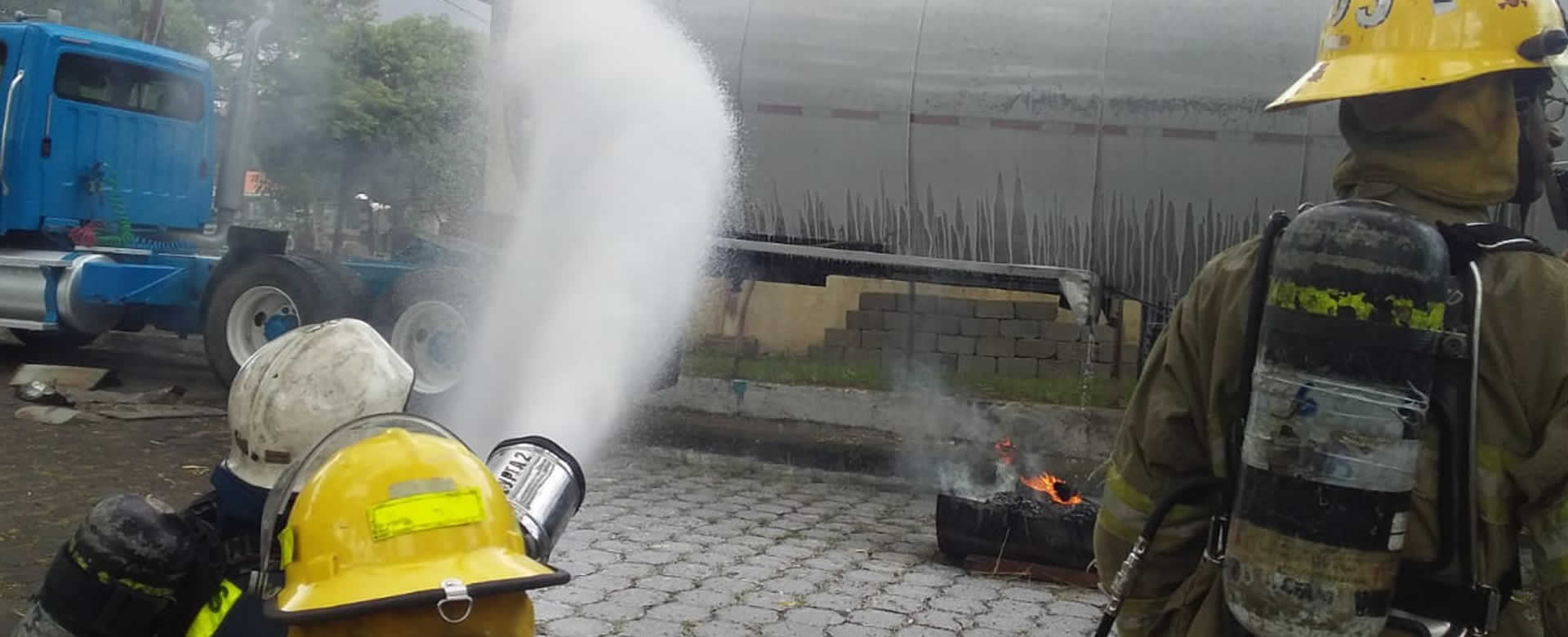 Bomberos Unificados realizan ejercicio de preparación ante diferentes situaciones