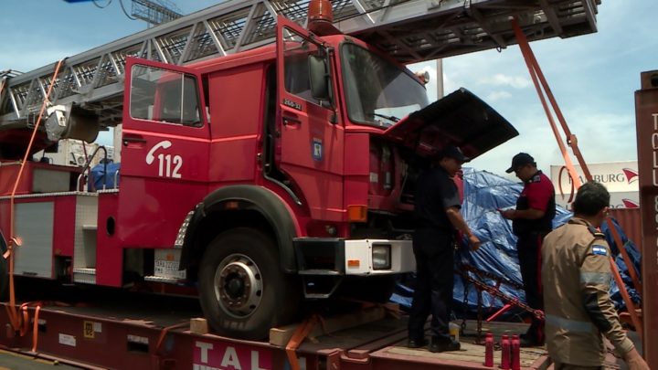 Bomberos unificados camión escalera