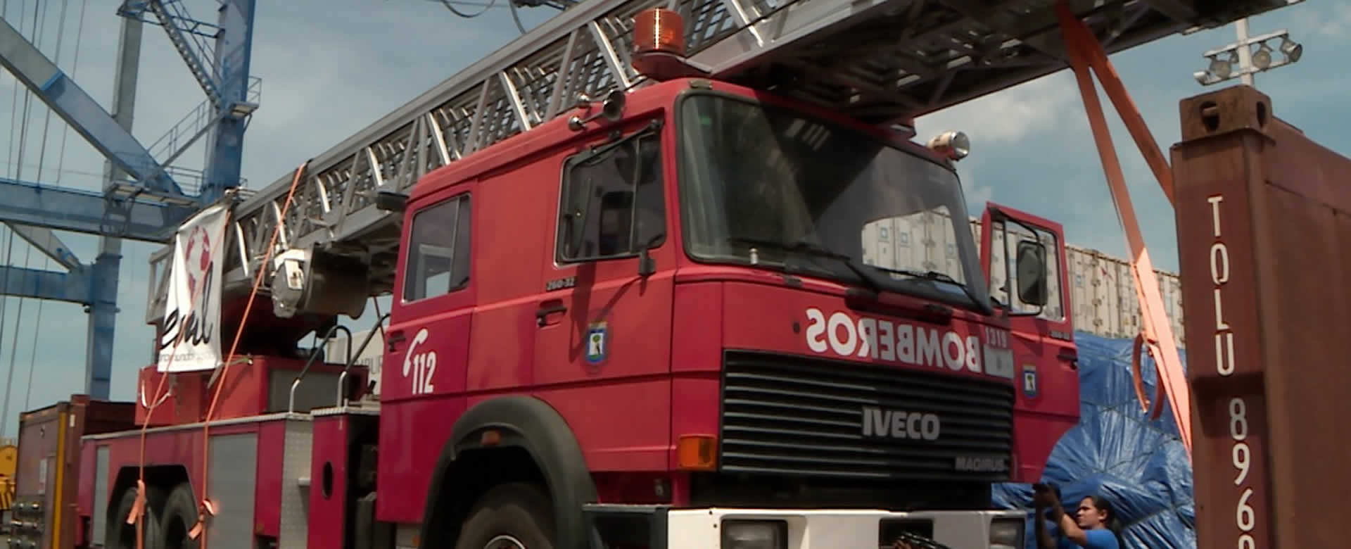 Bomberos Unificados Sin Frontera reciben camión escalera de España