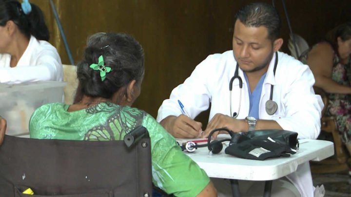 Familias de Altagracia Sur son atendidas en Clínica Móvil del MINSA