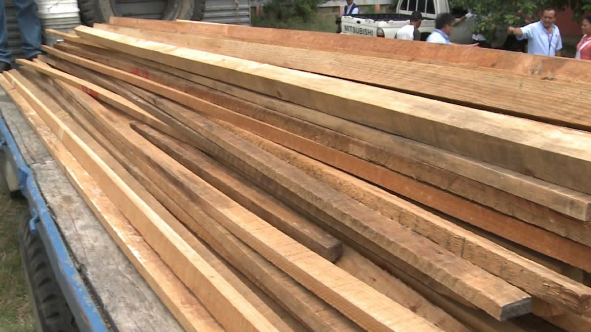 Comerciantes del Oriental reciben materiales de construcción tras sufrir un voraz incendio