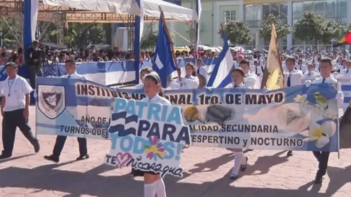Estudiantes Distritos segundo desfile 