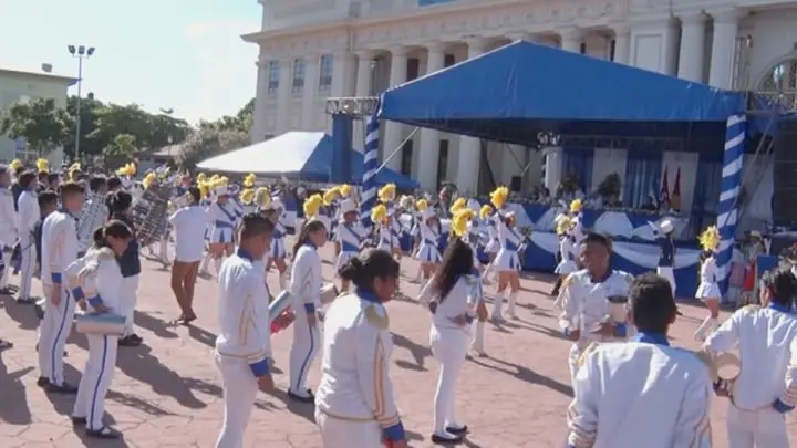 Estudiantes Distritos segundo desfile 