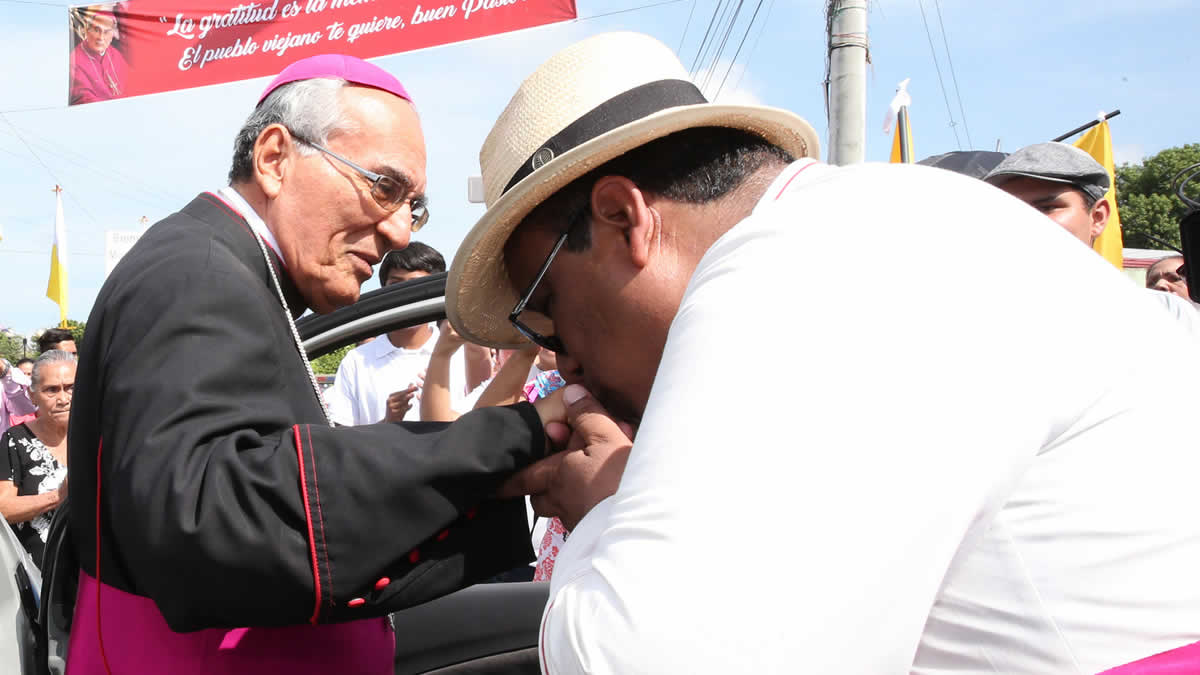 Familias Católicas del Occidente despiden al Monseñor Bosco Vivas