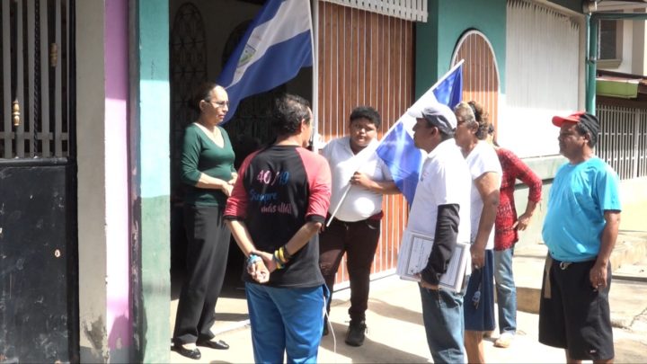 Familias de Managua reciben título de propiedad en saludo al mes patrio