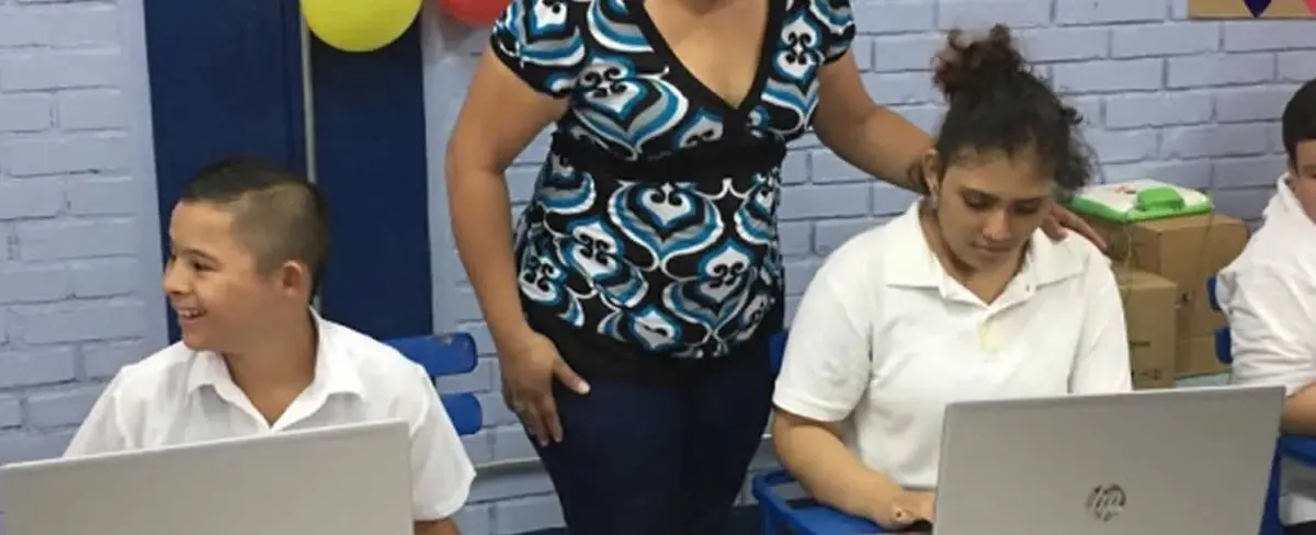 MINED realiza entrega de computadoras a escuelas especiales