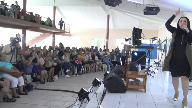 Pastora Yesenia Then profetiza mensaje de paz a las familias de Corinto
