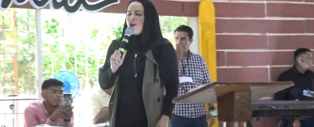 Pastora Yesenia Then profetiza mensajes de paz a las familias de Corinto